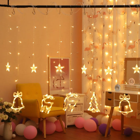 Instalatie perdea luminoasa cu figurine brazi, reni si clopotei